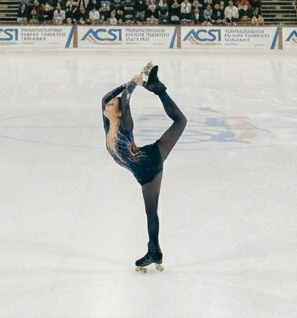 Atleta di pattinaggio artistico ACSI che esegue una figura in pista